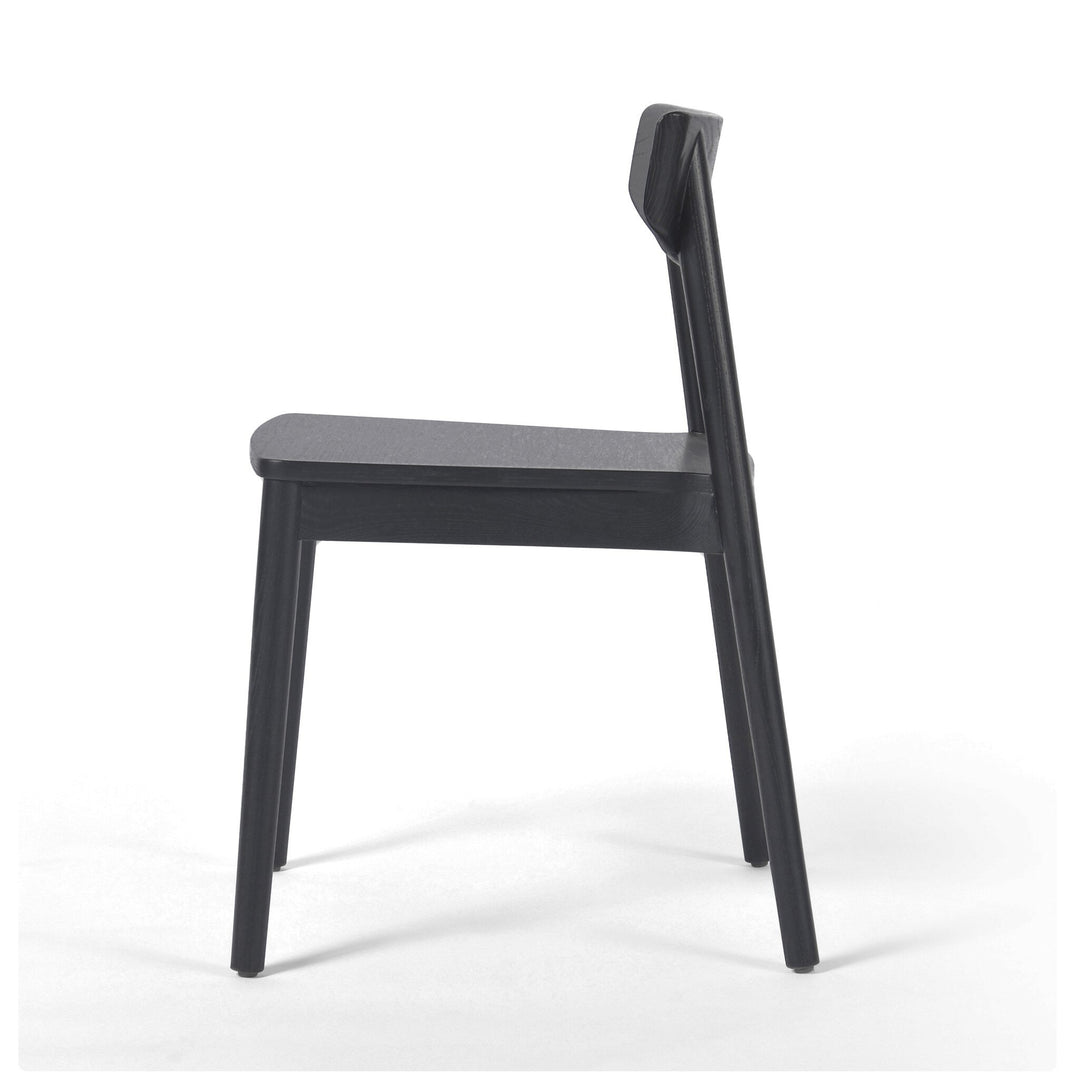 Silla de comedor de fresno Mady de lado.