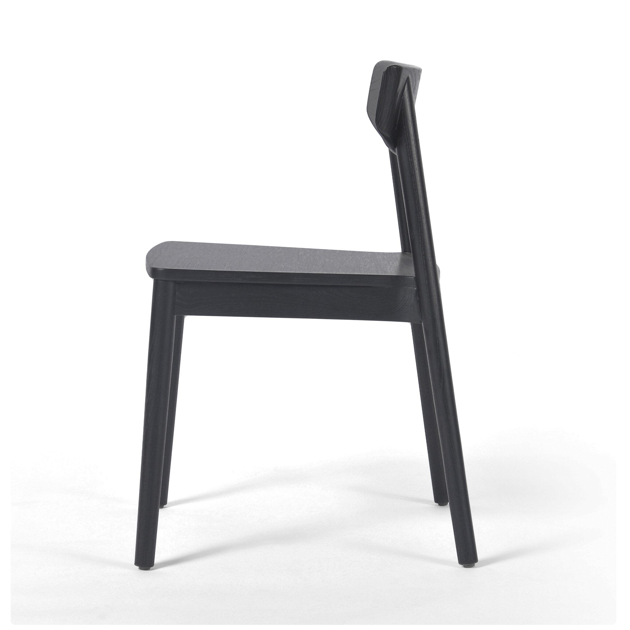 Silla de comedor de fresno Mady de lado.