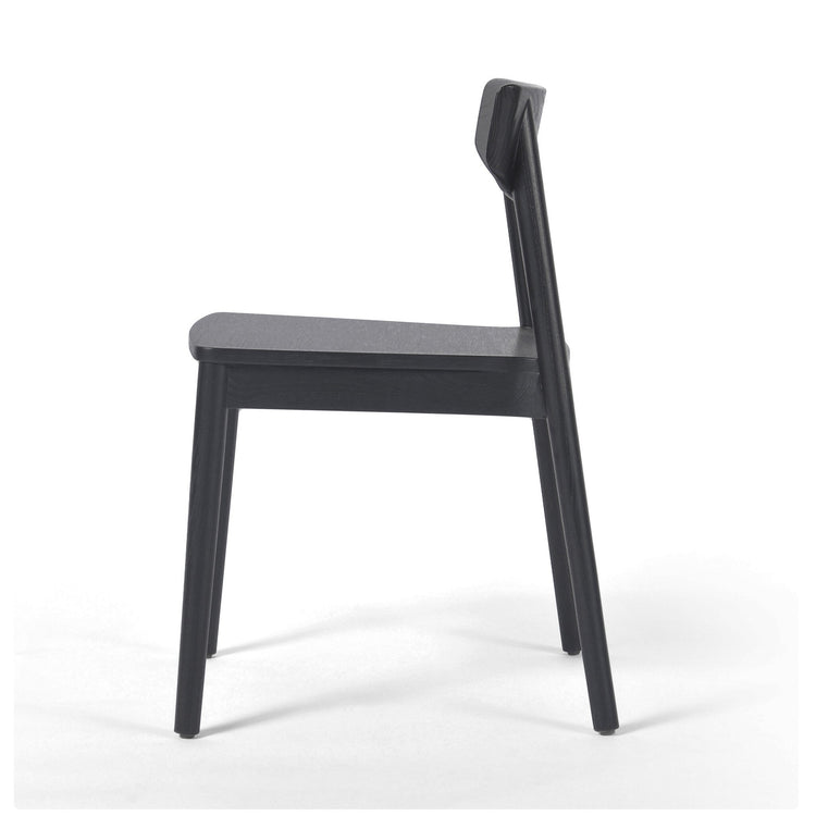 Silla de comedor de fresno Mady de lado.