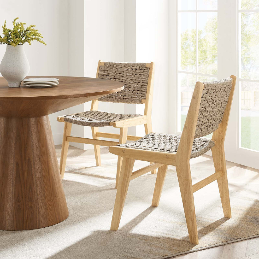 Silla de comedor de madera natural y cuerda tejida natural Stephen en un comedor.