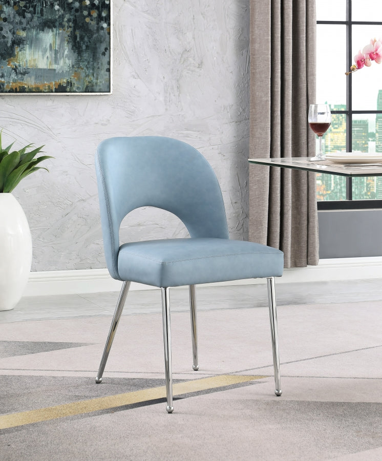Silla de comedor de piel sintética azul claro Gina en un comedor.