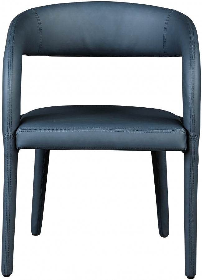 Silla de comedor de piel sintética color azul marino Aress de frente.