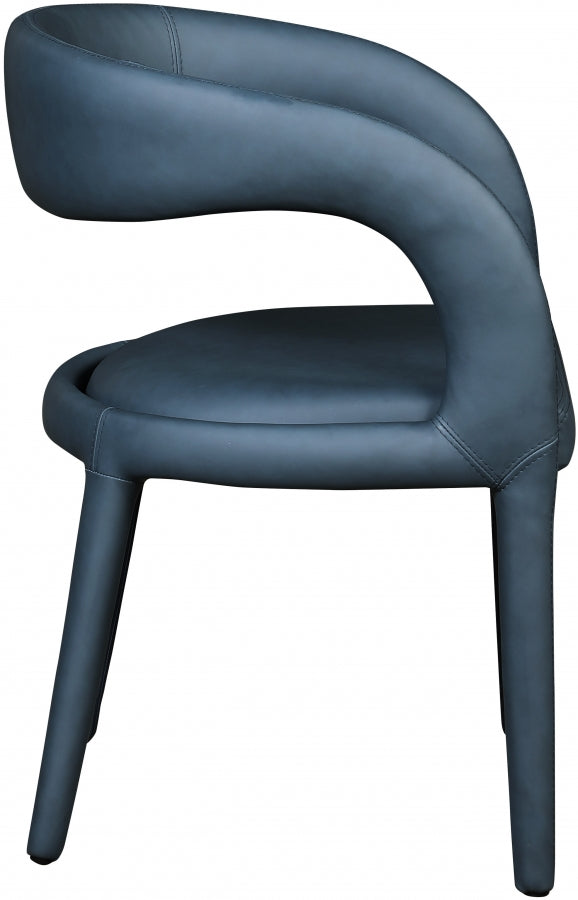 Silla de comedor de piel sintética color azul marino Aress de lado,