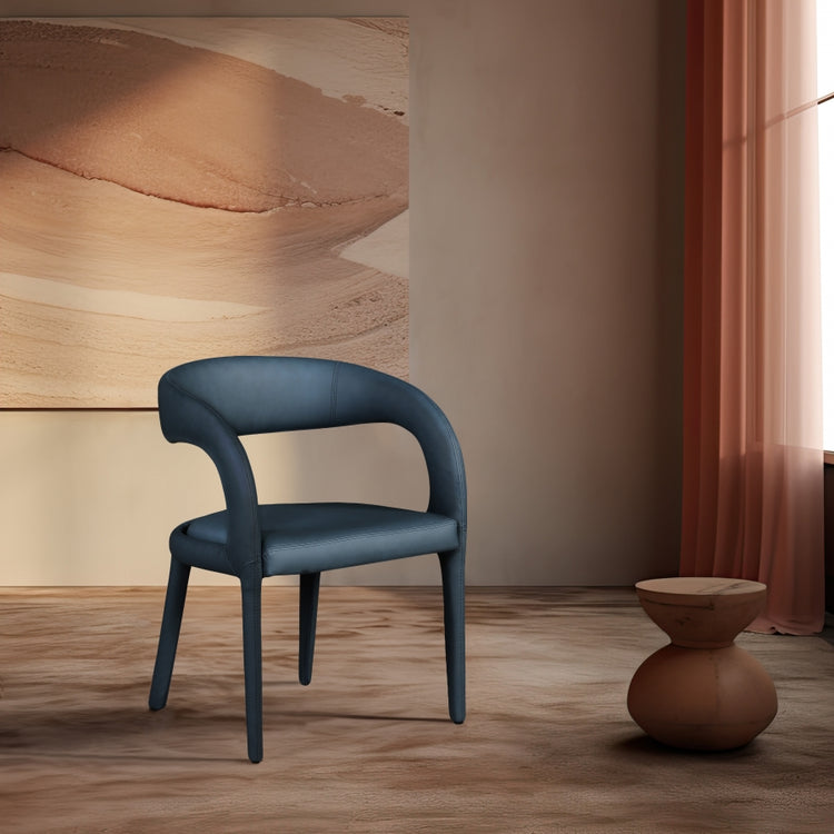 Silla de comedor de piel sintética color azul marino Aress en una sala contemporánea.
