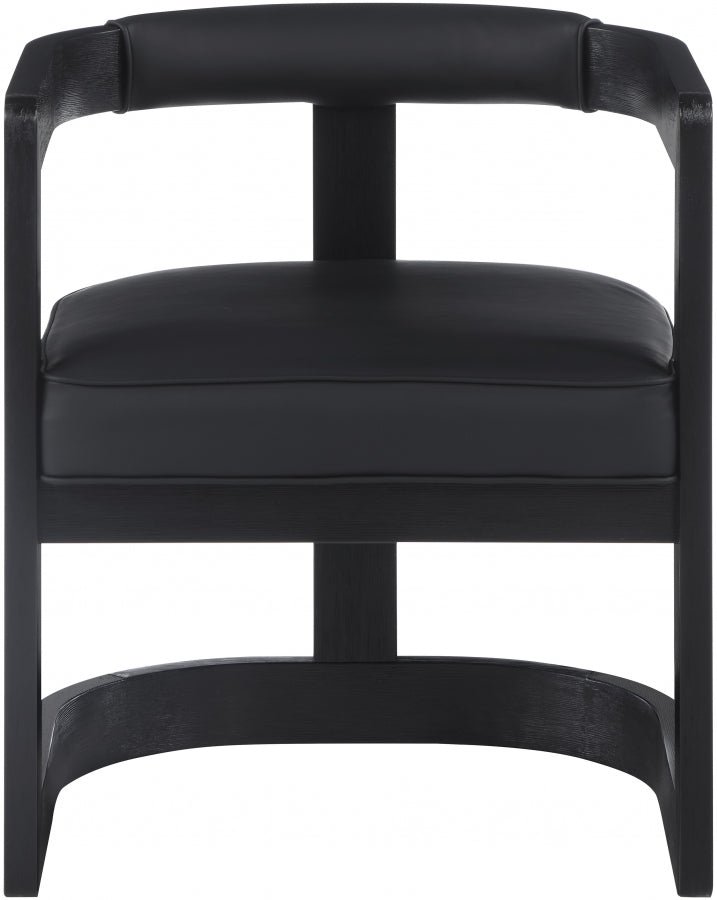 Silla de comedor de piel sintética negra Nati con marco de madera maciza negra de frente.