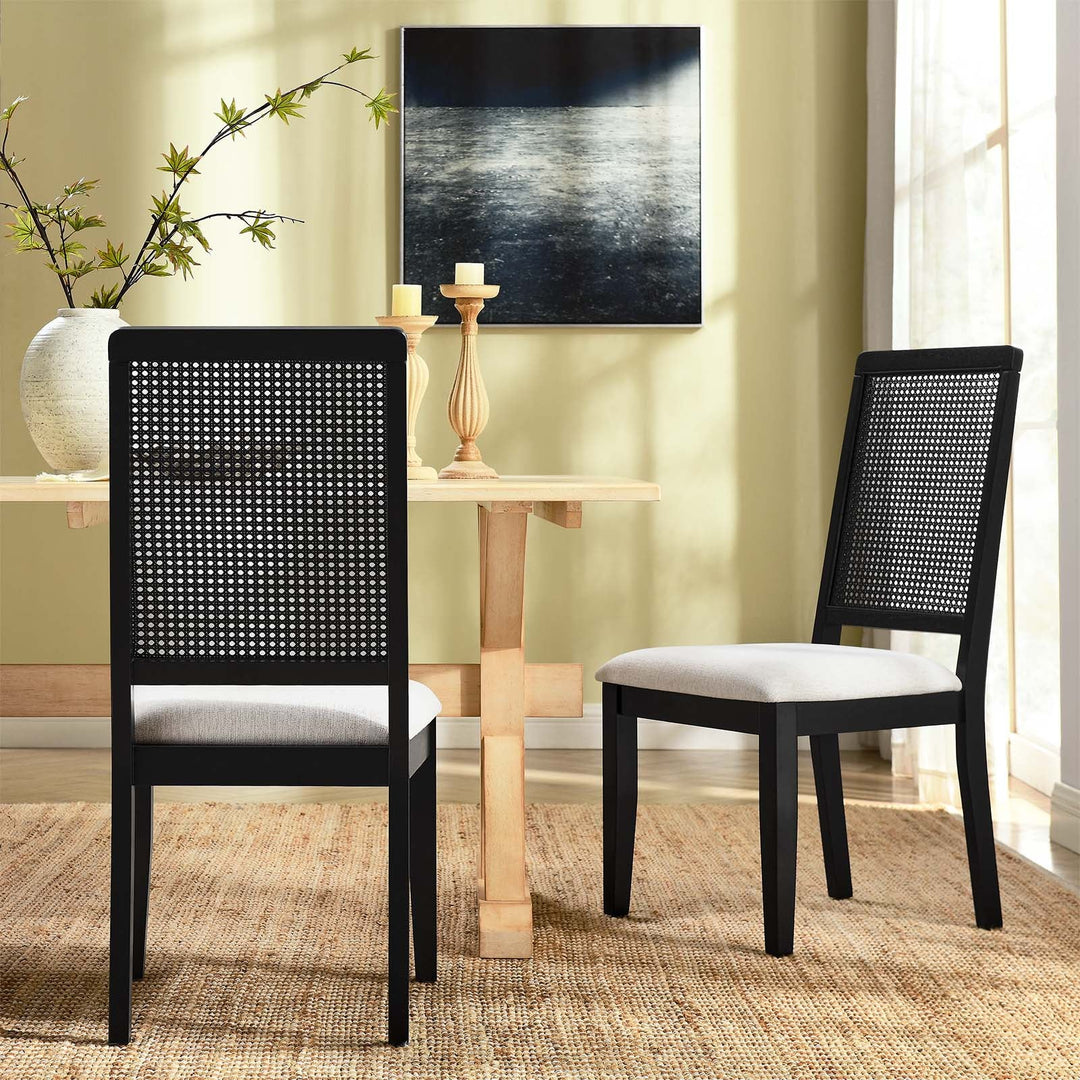 Silla de comedor de tela jaspeada marfil madera negra y ratán sintético Enzo en un comedor.