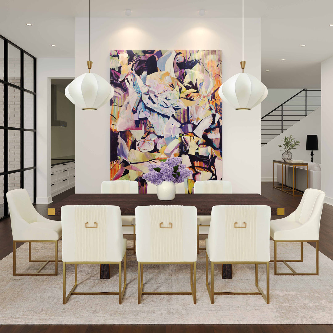 Silla de comedor de terciopelo crema plisado Ónoma en un comedor.