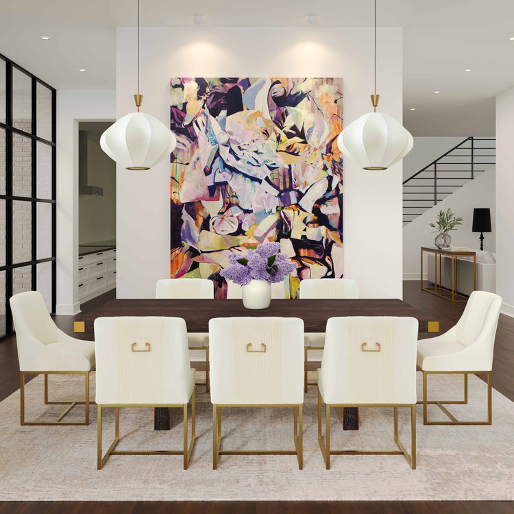 Silla de comedor de terciopelo crema plisado Ónoma en un comedor.