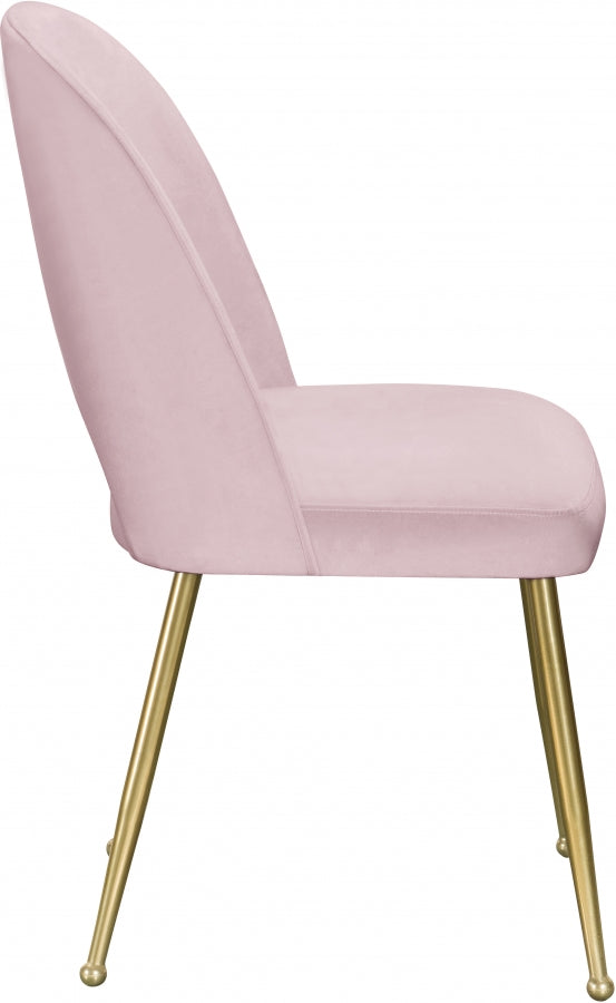 Silla de comedor de terciopelo rosa Gina de lado.