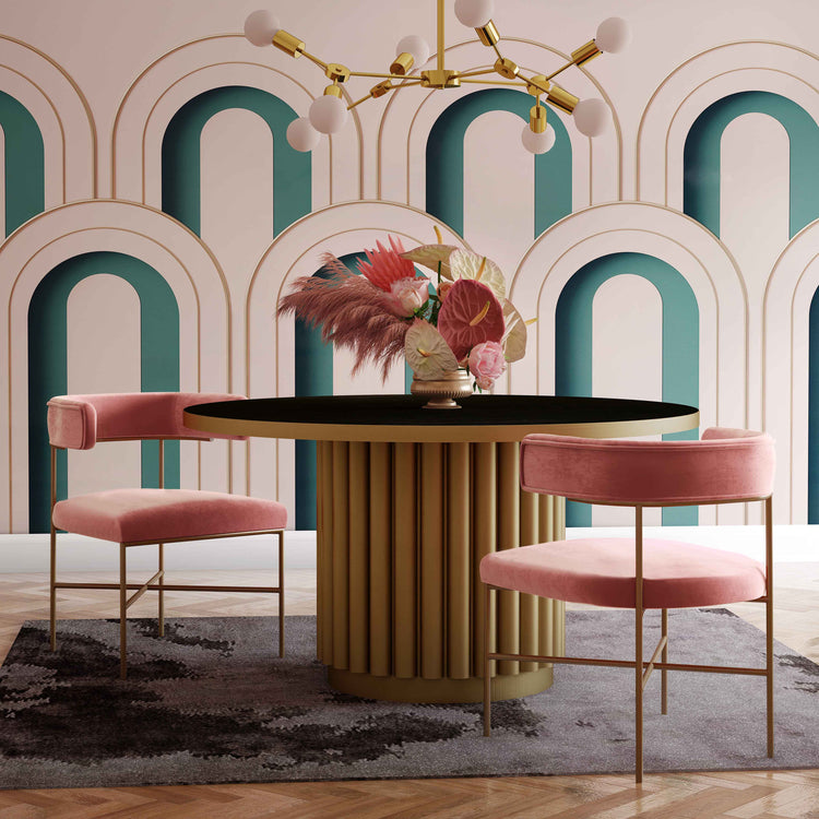 Silla de comedor en terciopelo de rendimiento rosa Shireen en una sala.