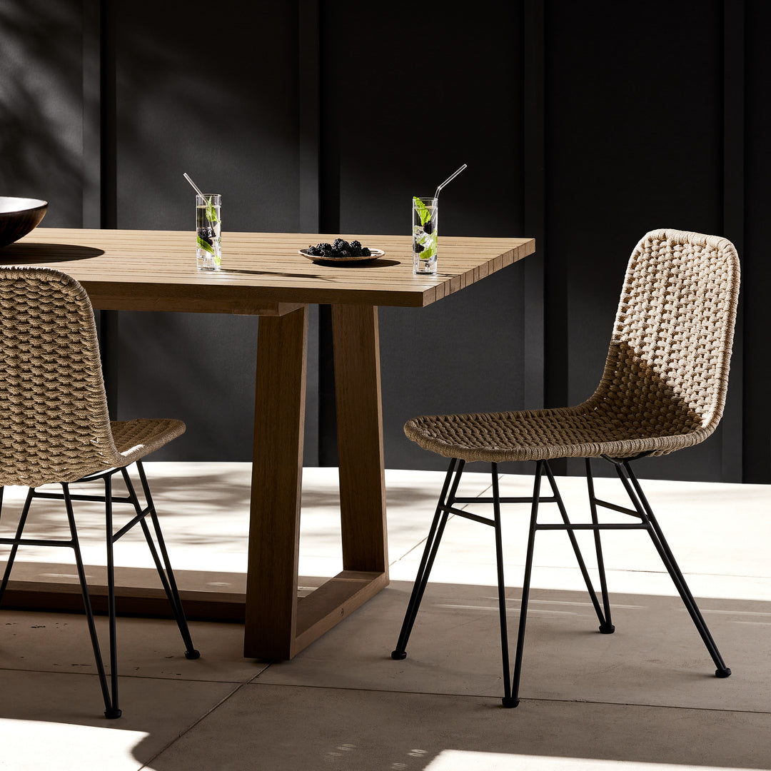 Silla de comedor exterior color cuerda natural Fabien en un comedor exterior.