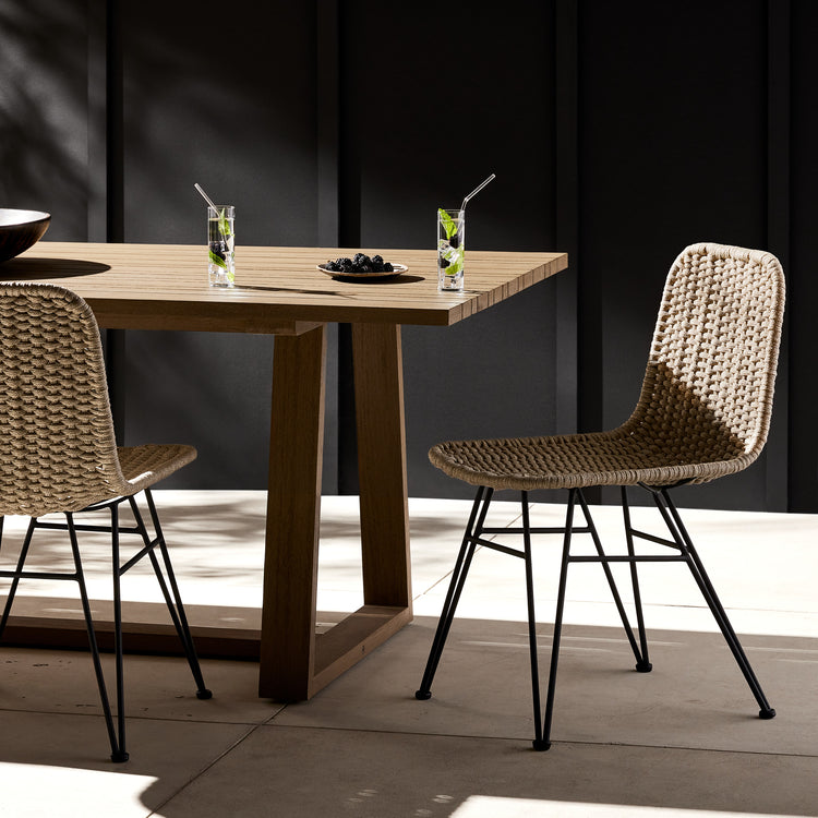 Silla de comedor exterior color cuerda natural Fabien en un comedor exterior.