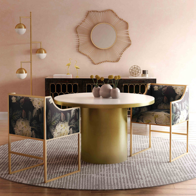 Silla de comedor moderna con terciopelo floral y acero inoxidable Aymen en un comedor.