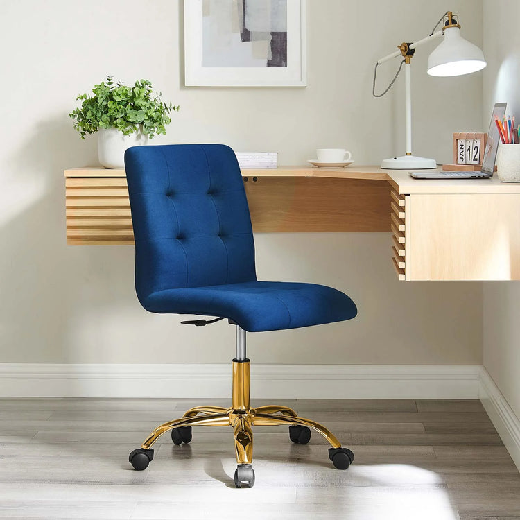 Silla de oficina de terciopelo color azul marino Gilbert frente a un escritorio.