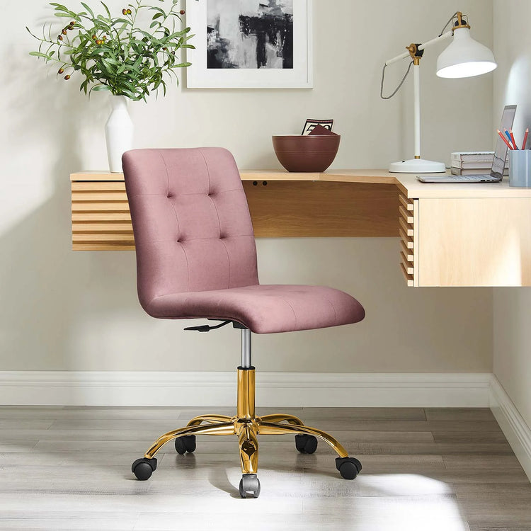 Silla de oficina de terciopelo color rosa Gilbert frente a un escritorio.