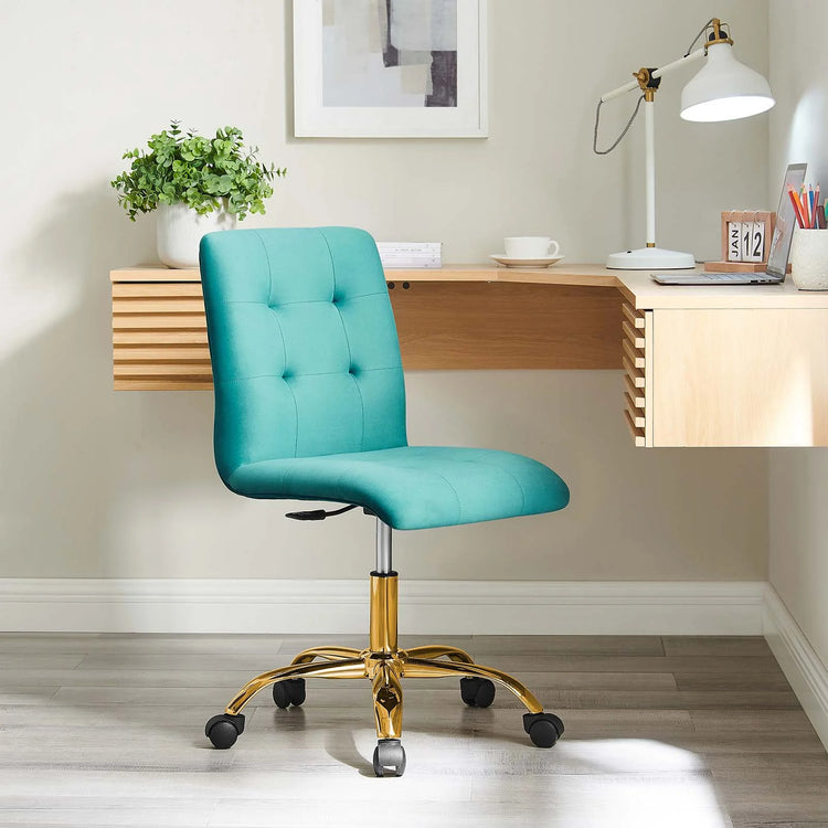 Silla de oficina de terciopelo color verde azulado Gilbert frente a un escritorio.