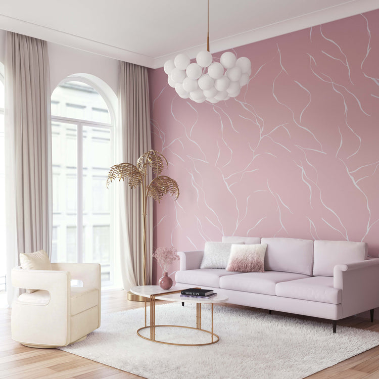 Silla de terciopelo crema giratoria Pelage en una sala moderna.
