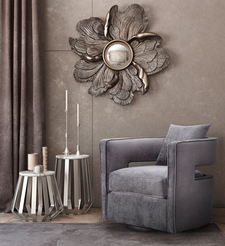 Silla de terciopelo gris giratoria Pelage en una sala.