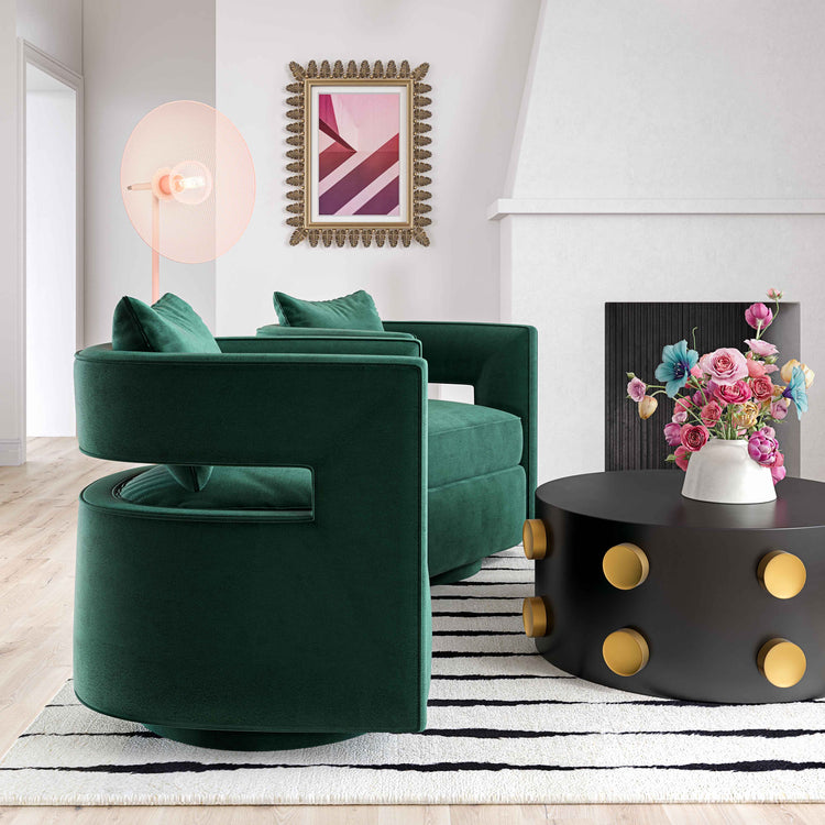 Silla de terciopelo verde bosque giratoria Pelage en una sala.