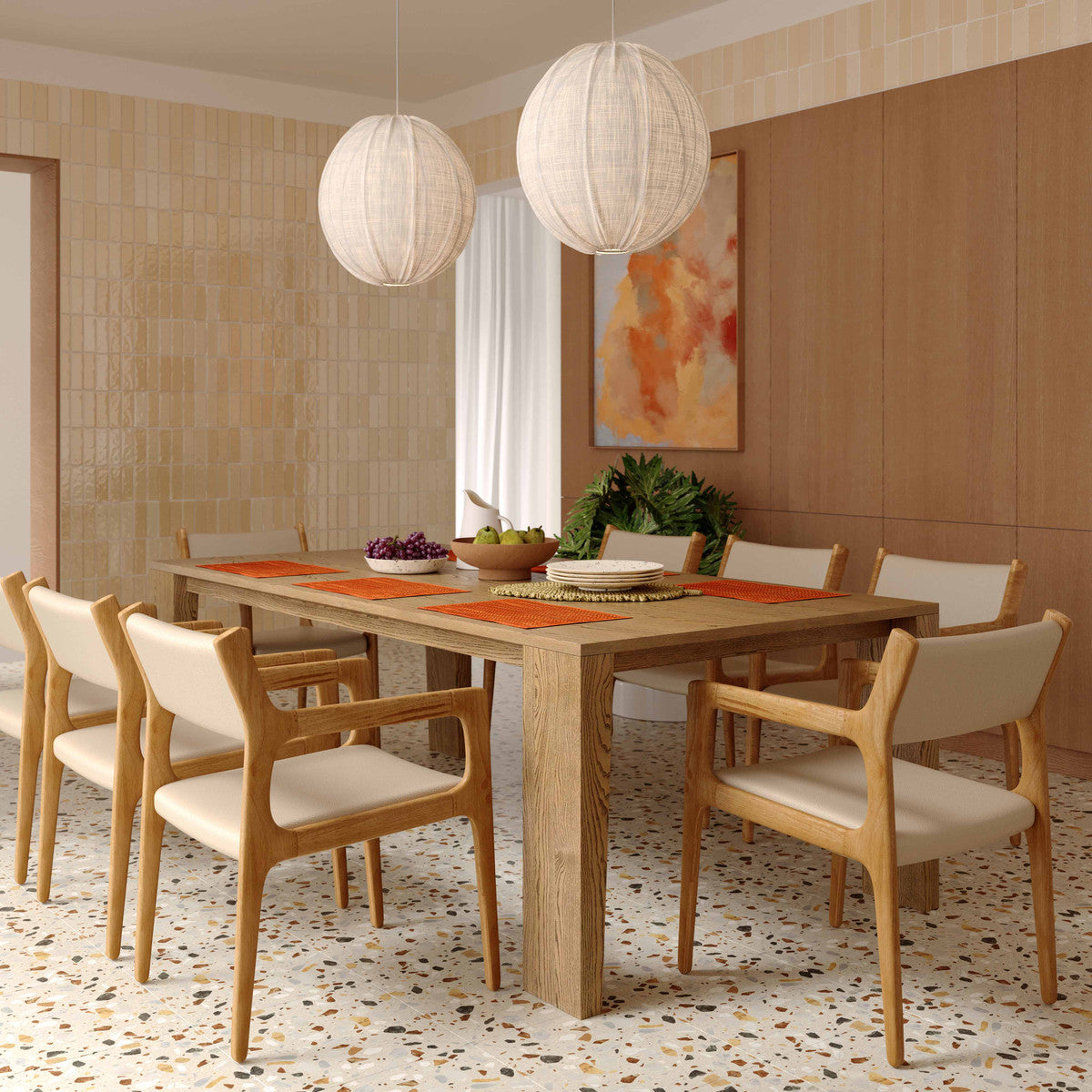 Silla de terciopelo y piel vegana crema Lionel en un comedor.