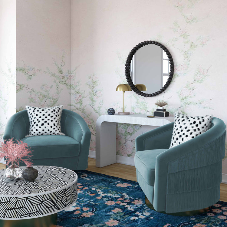 Silla giratoria de terciopelo color piedra azul Alcee en una sala.