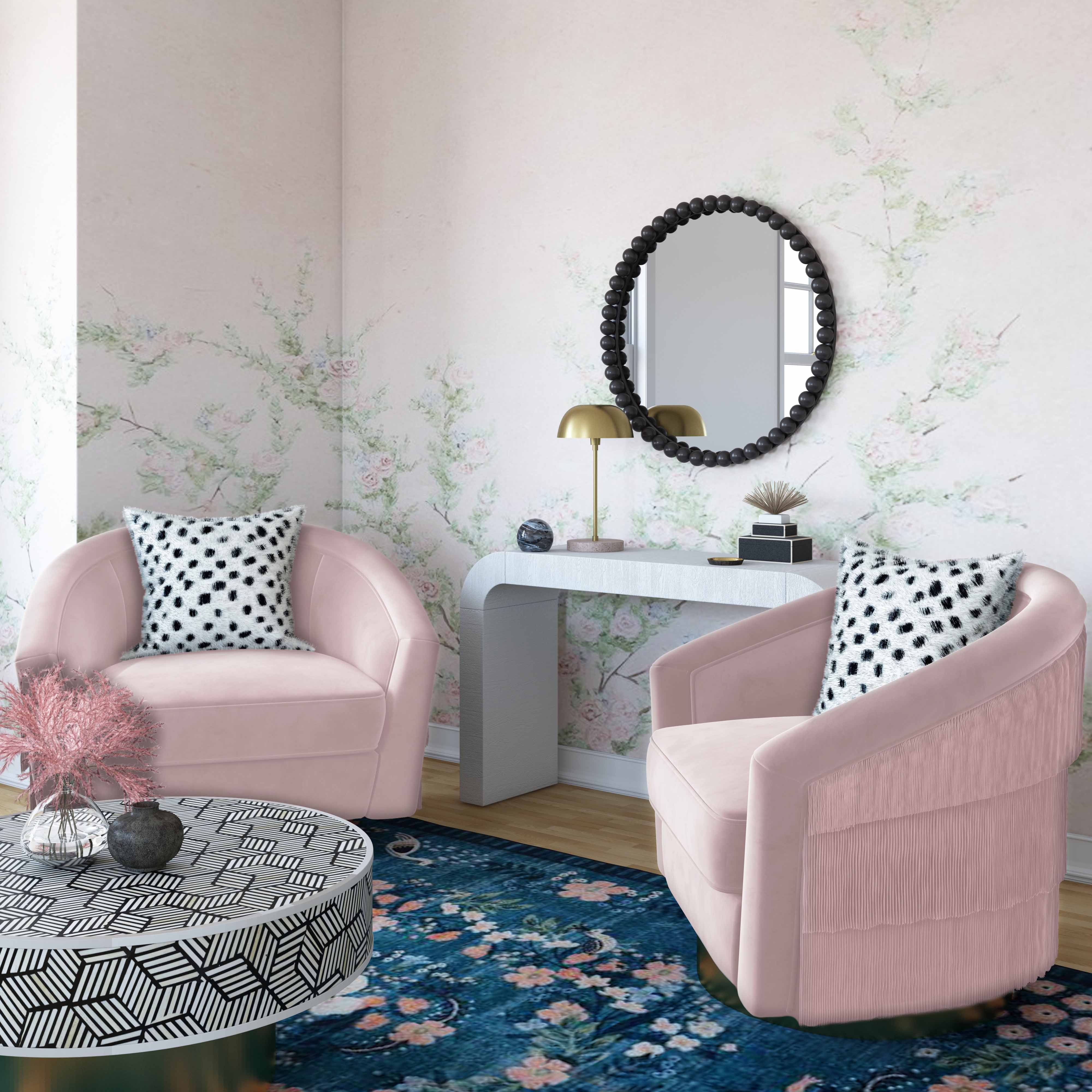 Silla giratoria de terciopelo rosa Alcee en una sala.