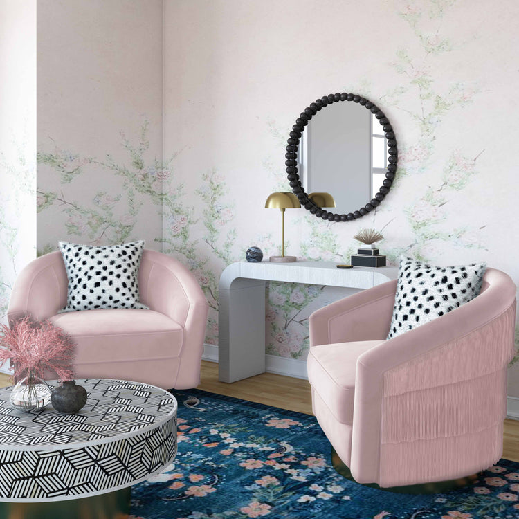 Silla giratoria de terciopelo rosa Alcee en una sala.