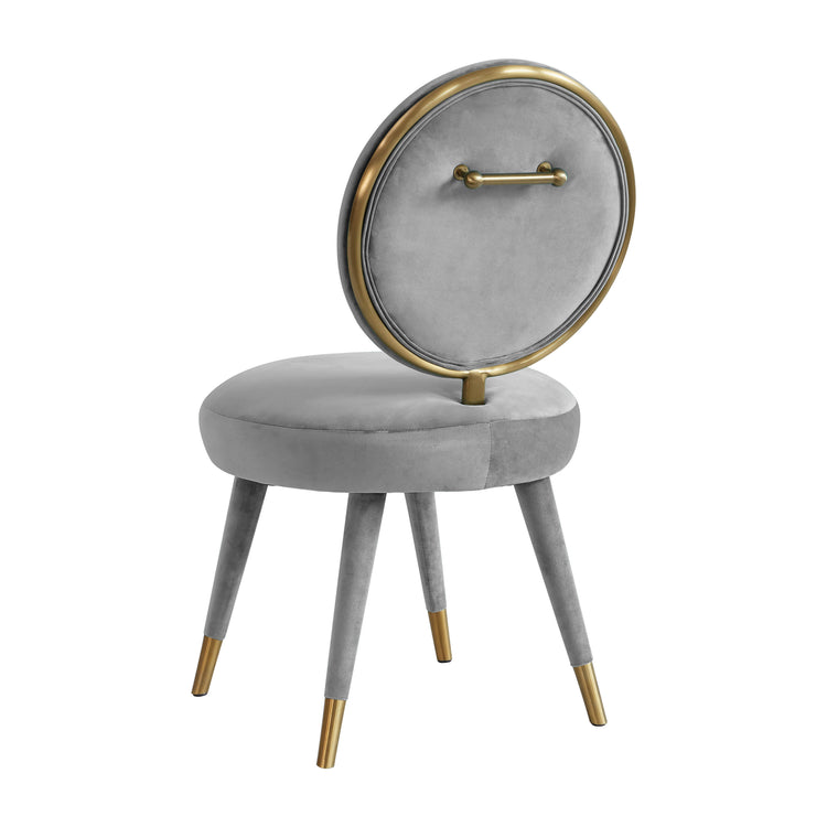 Silla mecedora de terciopelo gris claro Ellyn de espaldas.