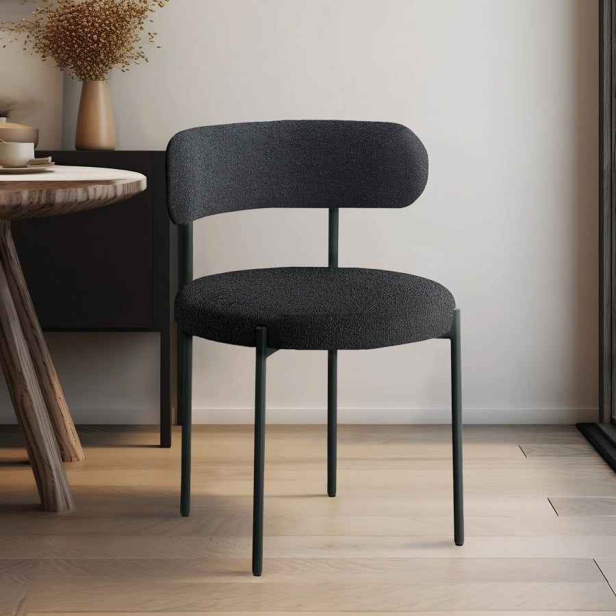 Silla para comedor de boucle negro Canaán en un comedor.