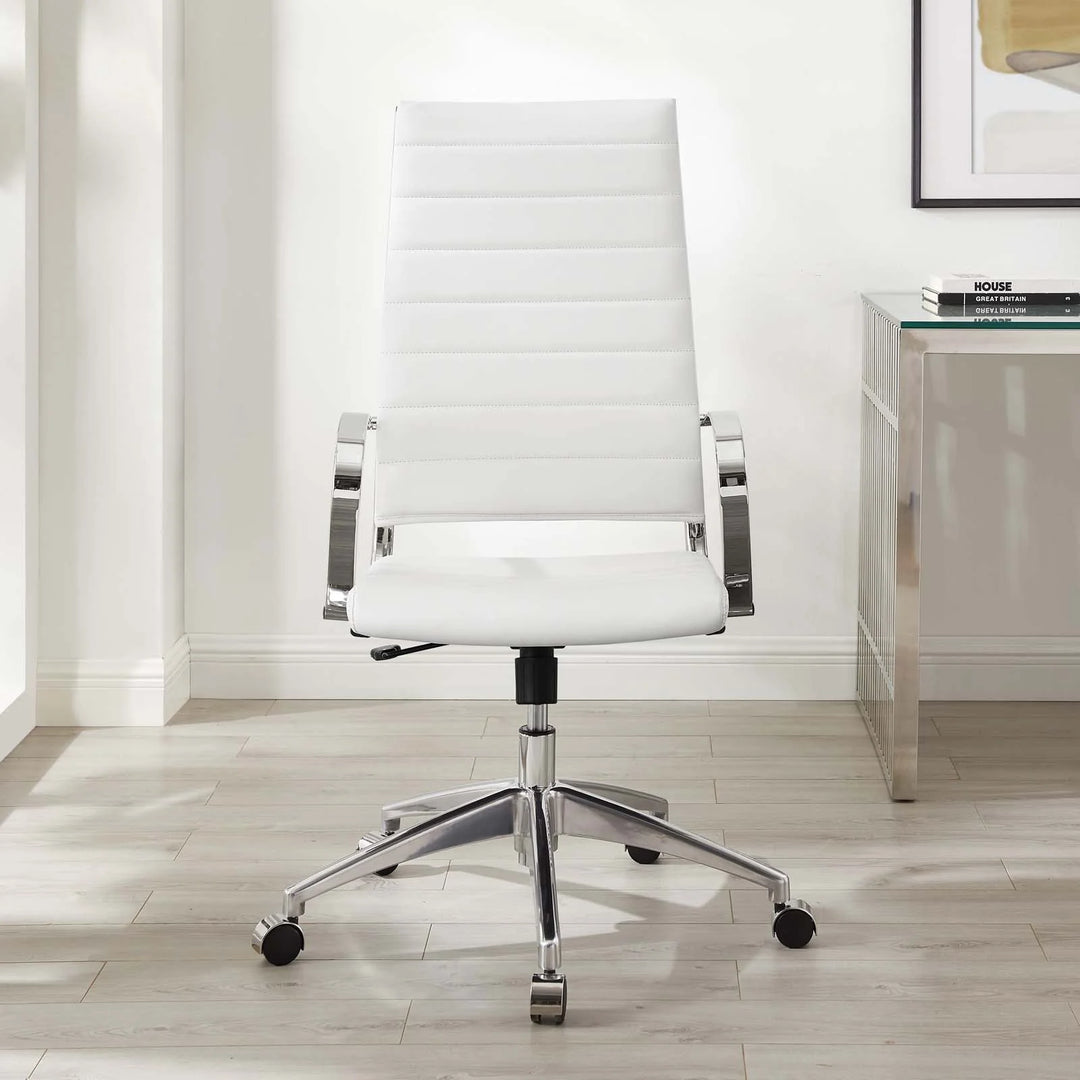 Silla para escritorio de respaldo alto blanco Zoa de frente en una oficina.