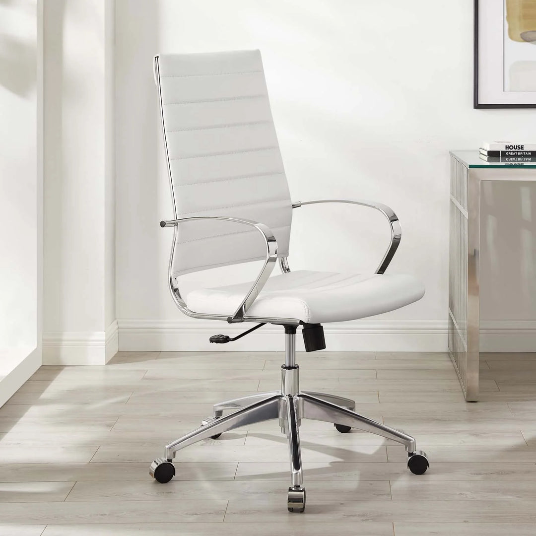 Silla para escritorio de respaldo alto blanco Zoa en una oficina.