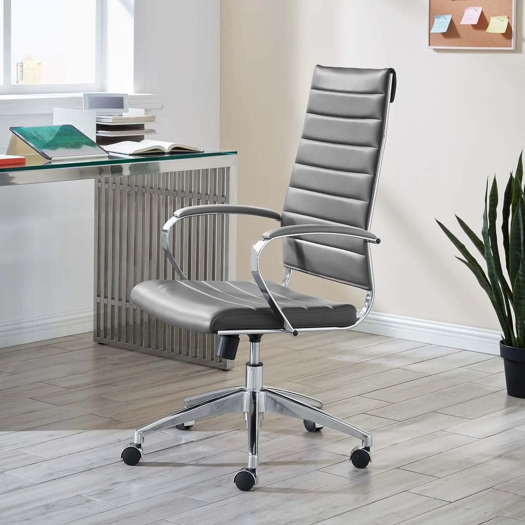 Silla para escritorio de respaldo alto gris Zoa en una oficina.