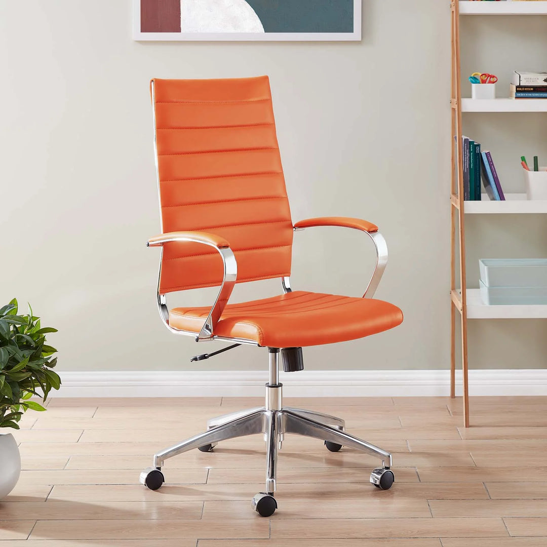 Silla para escritorio de respaldo alto naranja Zoa en una oficina.