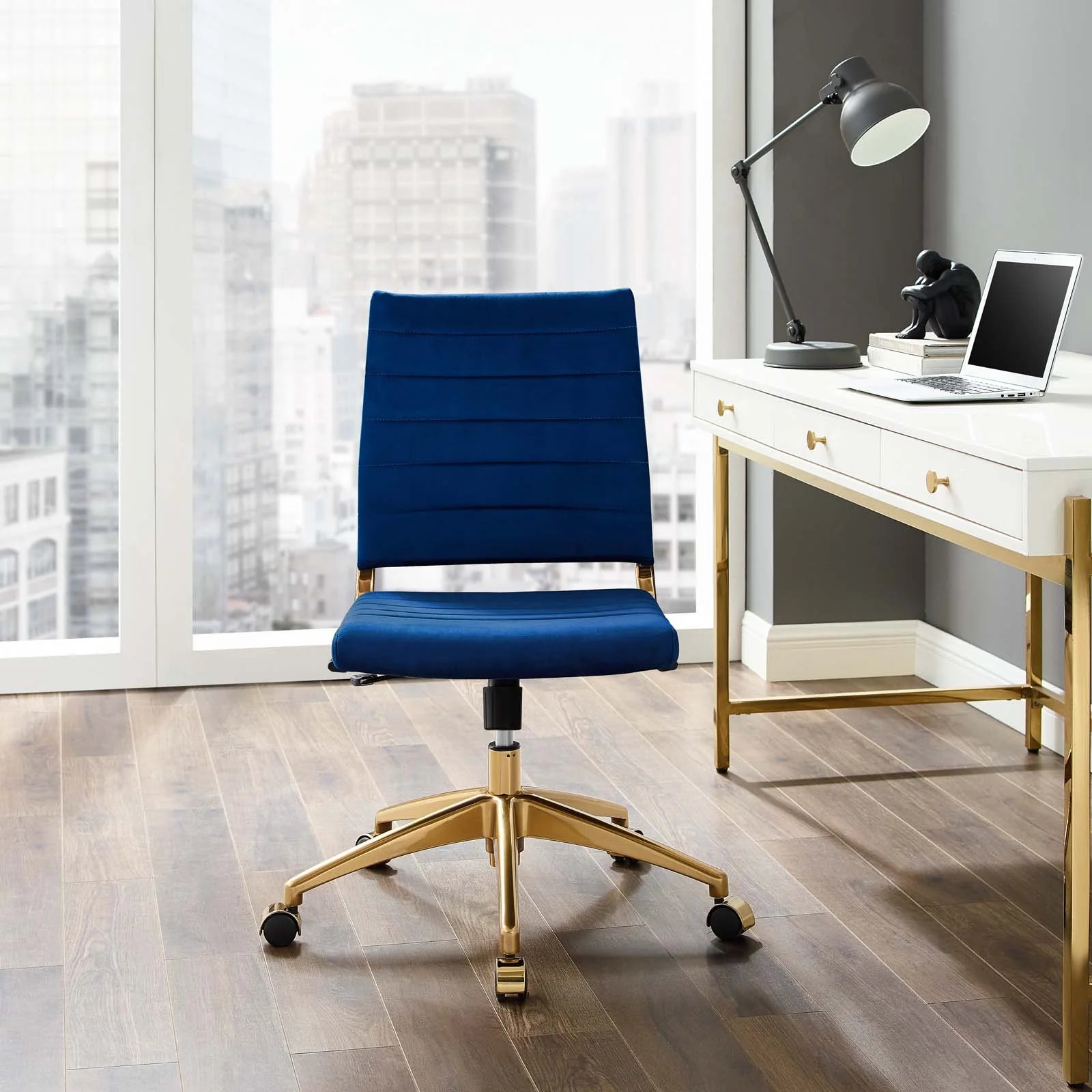 Silla para escritorio moderna sin descansabrazos azul con dorado Zoa de frente en una oficina.