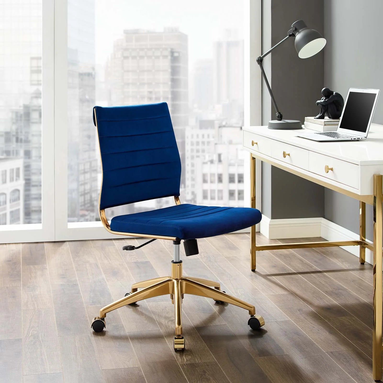 Silla para escritorio moderna sin descansabrazos azul con dorado Zoa en una oficina.