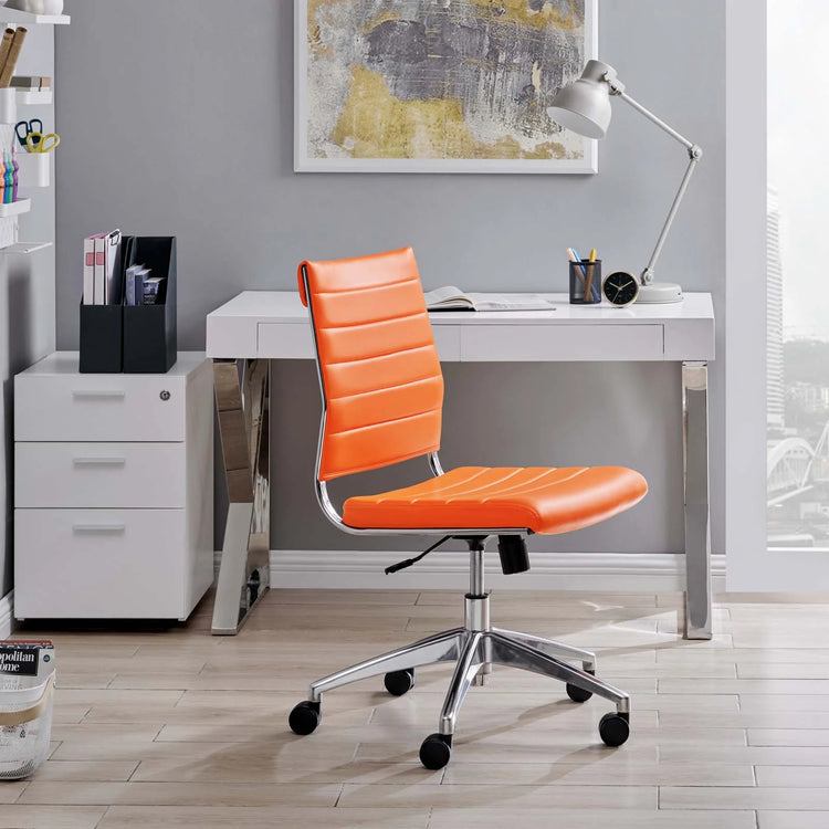 Silla para escritorio moderna sin descansabrazos naranja Zoa en una oficina.