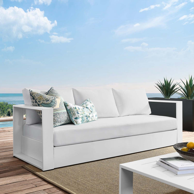 Sillón de aluminio blanco y tela blanco para exteriores Neuba de frente en un patio.