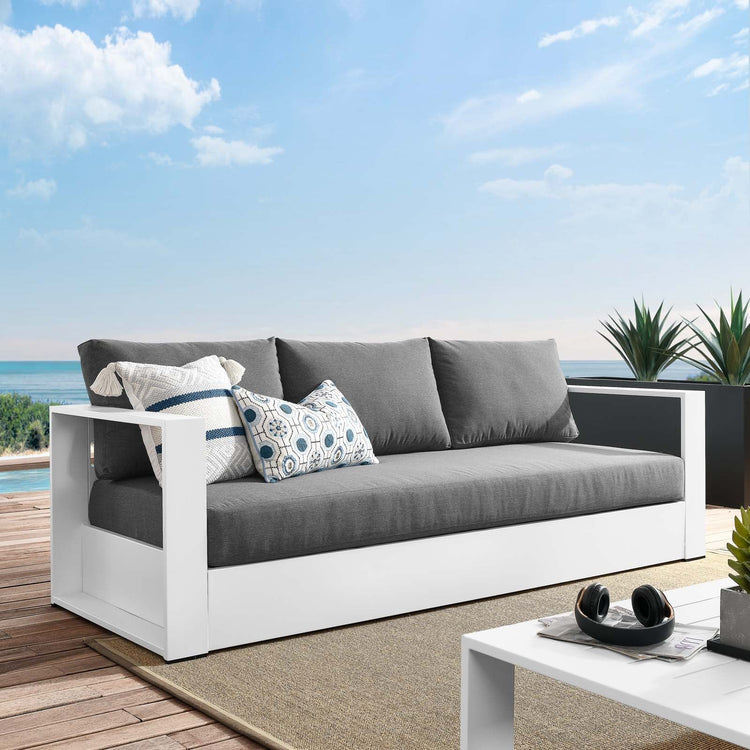 Sillón de aluminio blanco y tela carbón para exteriores Neuba en un patio.