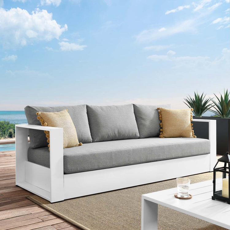 Sillón de aluminio blanco y tela gris para exteriores Neuba de frente en un patio.