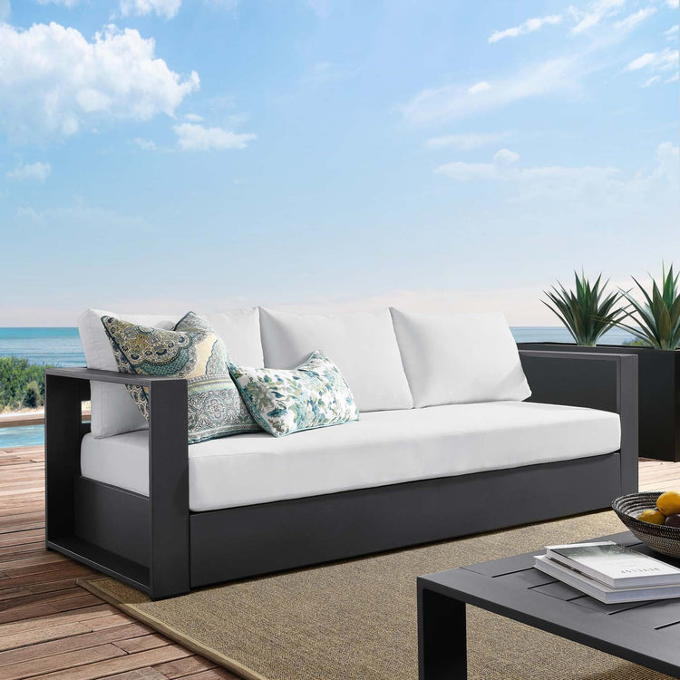 Sillón de aluminio gris y tela blanco para exteriores Neuba en un patio.