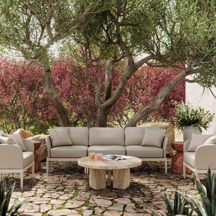 Sofá de aluminio para exteriores Jade color beige en un patio con colección Jade y Mesa de Centro Melika MCPA-01.