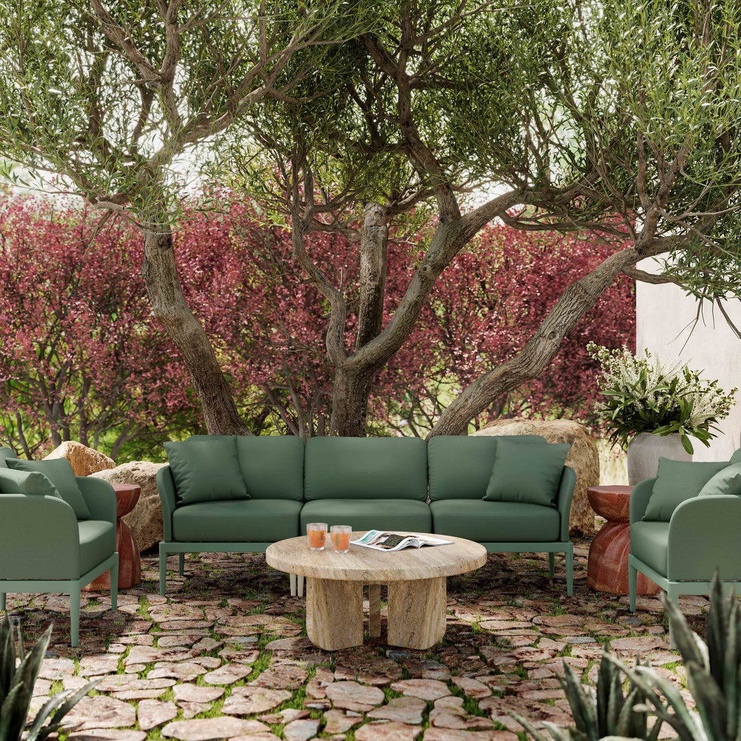 Sofá de aluminio para exteriores Jade color verde en un patio con colección Jade y Mesa de Centro Melika MCPA-01.
