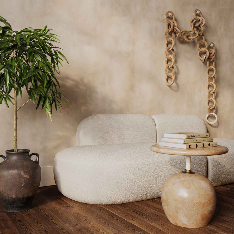 Sofá de boucle crema Ilonnka en una sala junto a Mesa Lateral Elias MLEL-01.