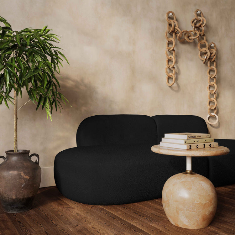 Sofá de boucle negro Ilonnka en una sala junto a Mesa Lateral Elias MLEL-01.