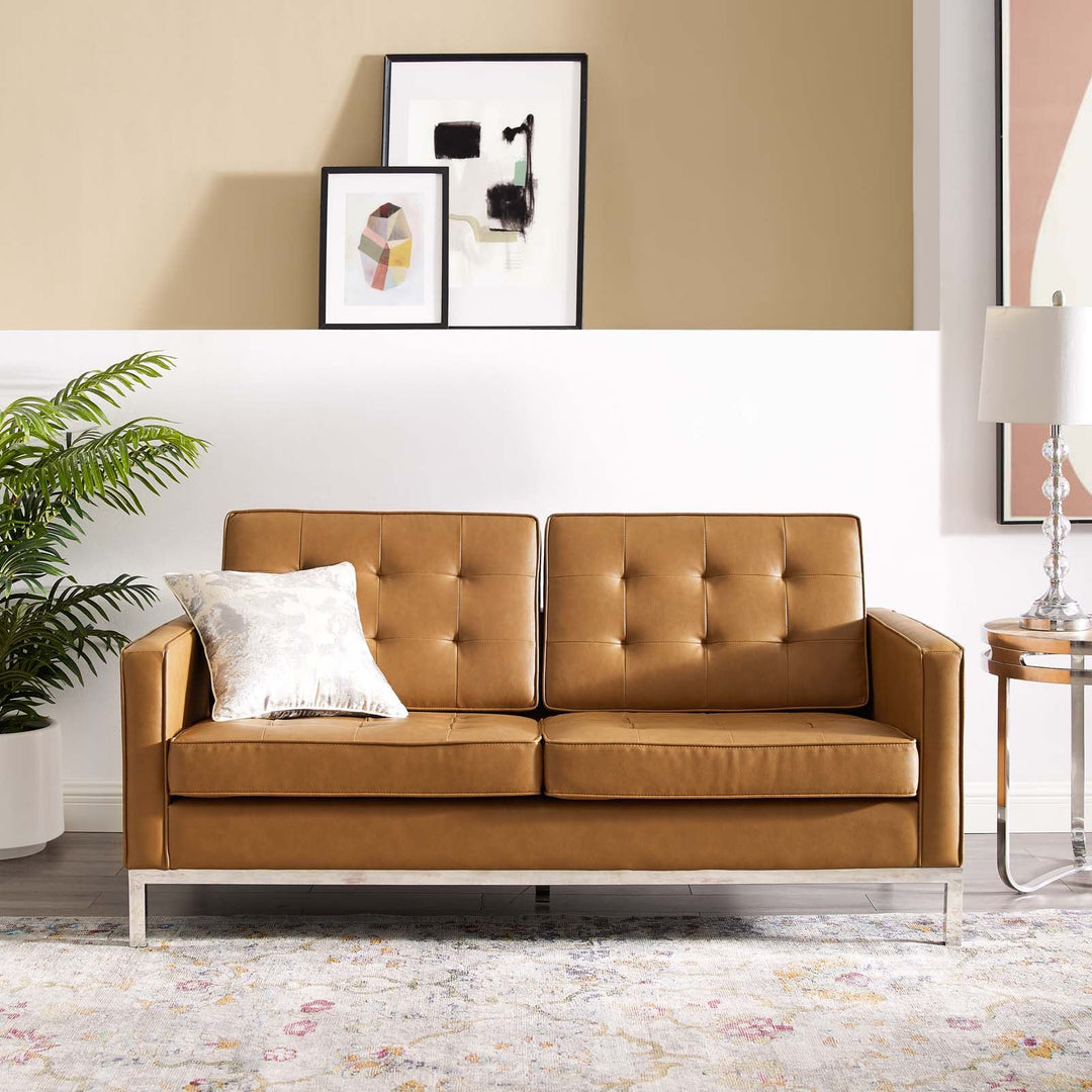 Sofá de dos plazas capitoné tapizado de piel sintética bronceado Davoli en una sala moderna.