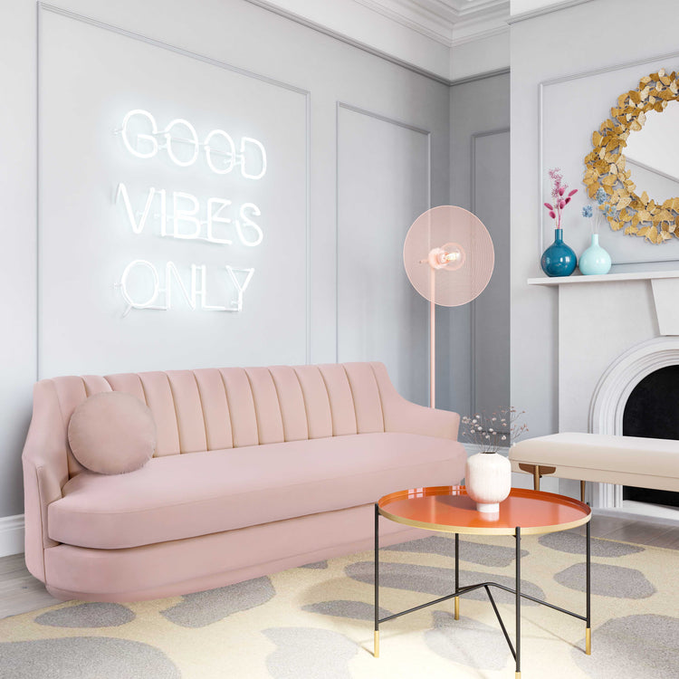 Sofá de terciopelo Norina de tres plazas color Blush en una sala.