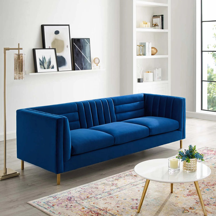 Sofá de terciopelo azul Troyes en una sala.