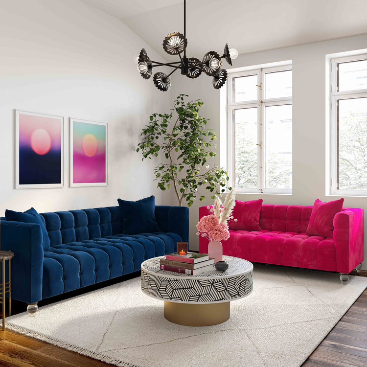 Sofá de terciopelo azul marino Halima en una sala junto a Sofá Loveseat de terciopelo rosa ardiente Halima STHA-13.
