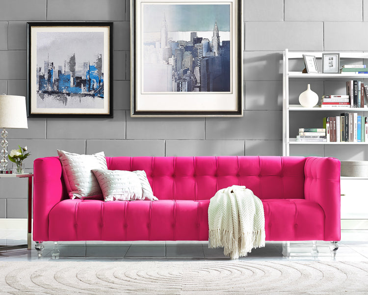 Sofá de terciopelo rosa ardiente Halima en una sala.