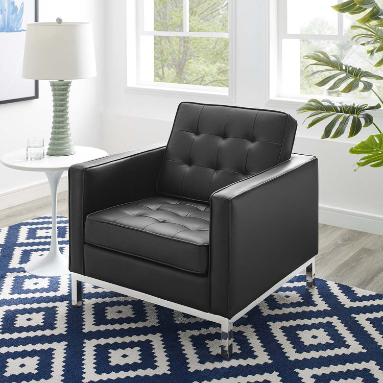 Sofá individual capitoné tapizado en piel vegana negra Davoli en una sala de estar.